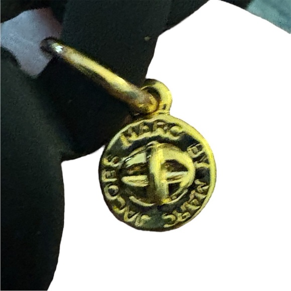 ‼️FINAL PRICE‼️ MARC JACOBS Silicone Black Haute Mess Stretch Bracelet w Charm - Picture 6 of 6